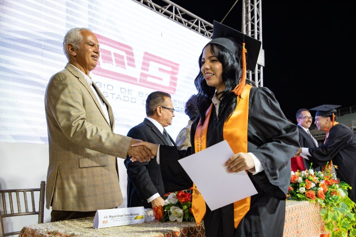 Felicita Ayuntamiento a los 467 graduados de Cobach