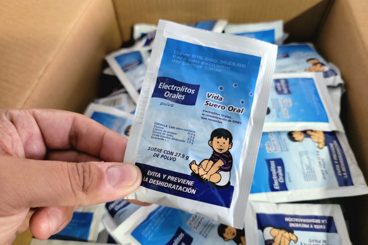 Recibe PC donación de 600 sobres de sueros orales