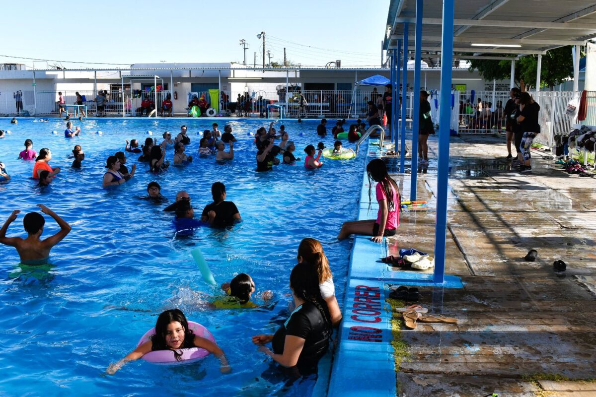 Inician 160 sanluisinos cursos de verano en la alberca municipal