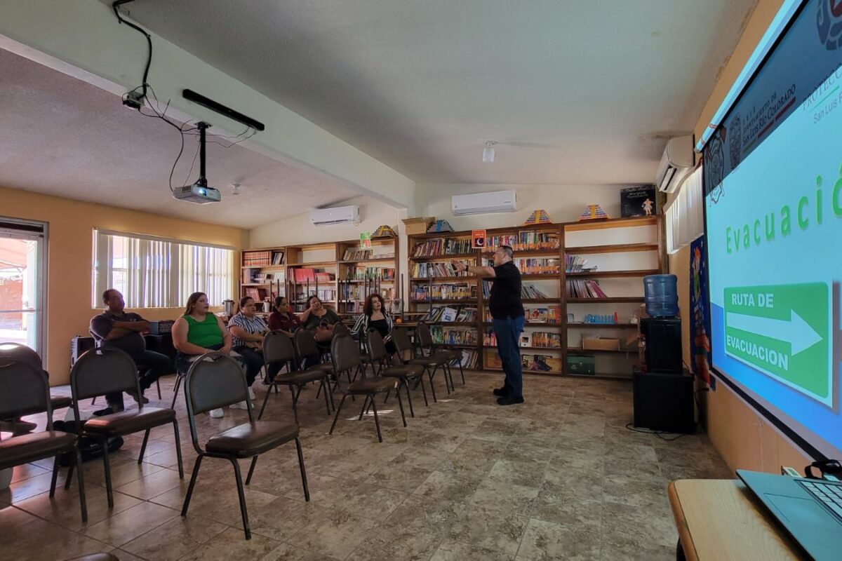 Capacita PC a docentes y administrativos de primaria “Francisco Enríquez Amaya”  