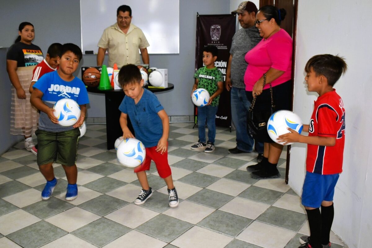 Reciben niños del valle material deportivo