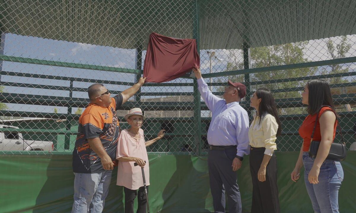 Develan placa en campo de béisbol Néstor “El Caguamo” Lazalde