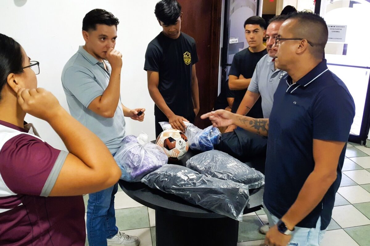 Entregan apoyo a promotores deportivos