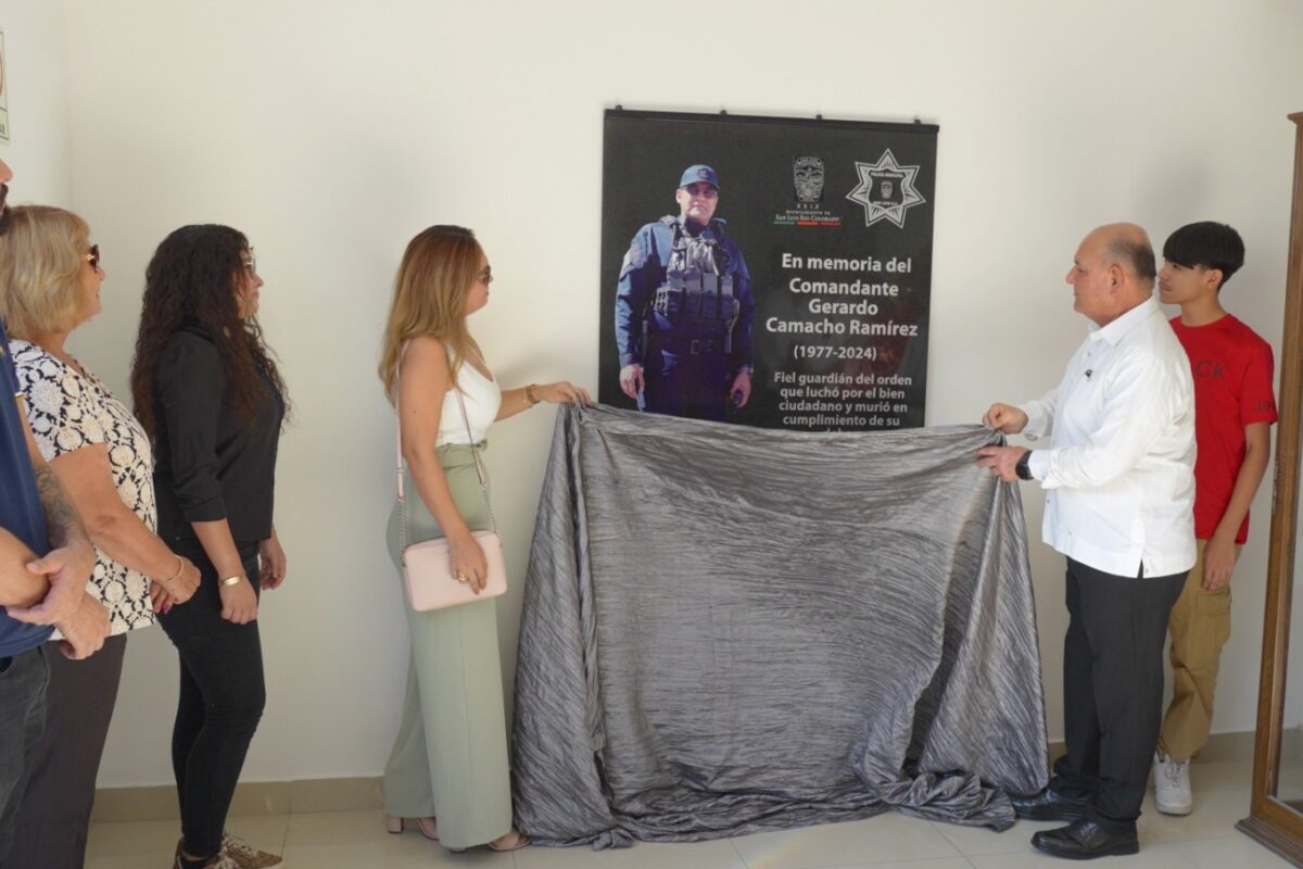 Devela Alcalde placa del comandante Camacho