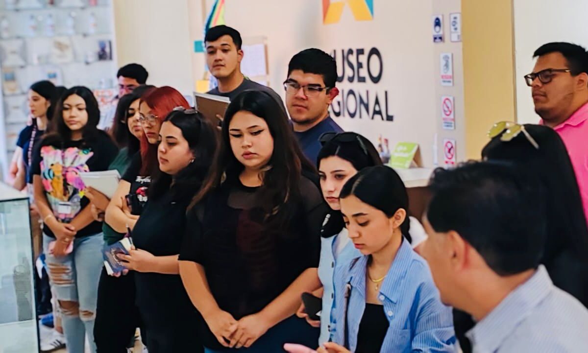 Visitan universitarios el Museo regional de SLRC