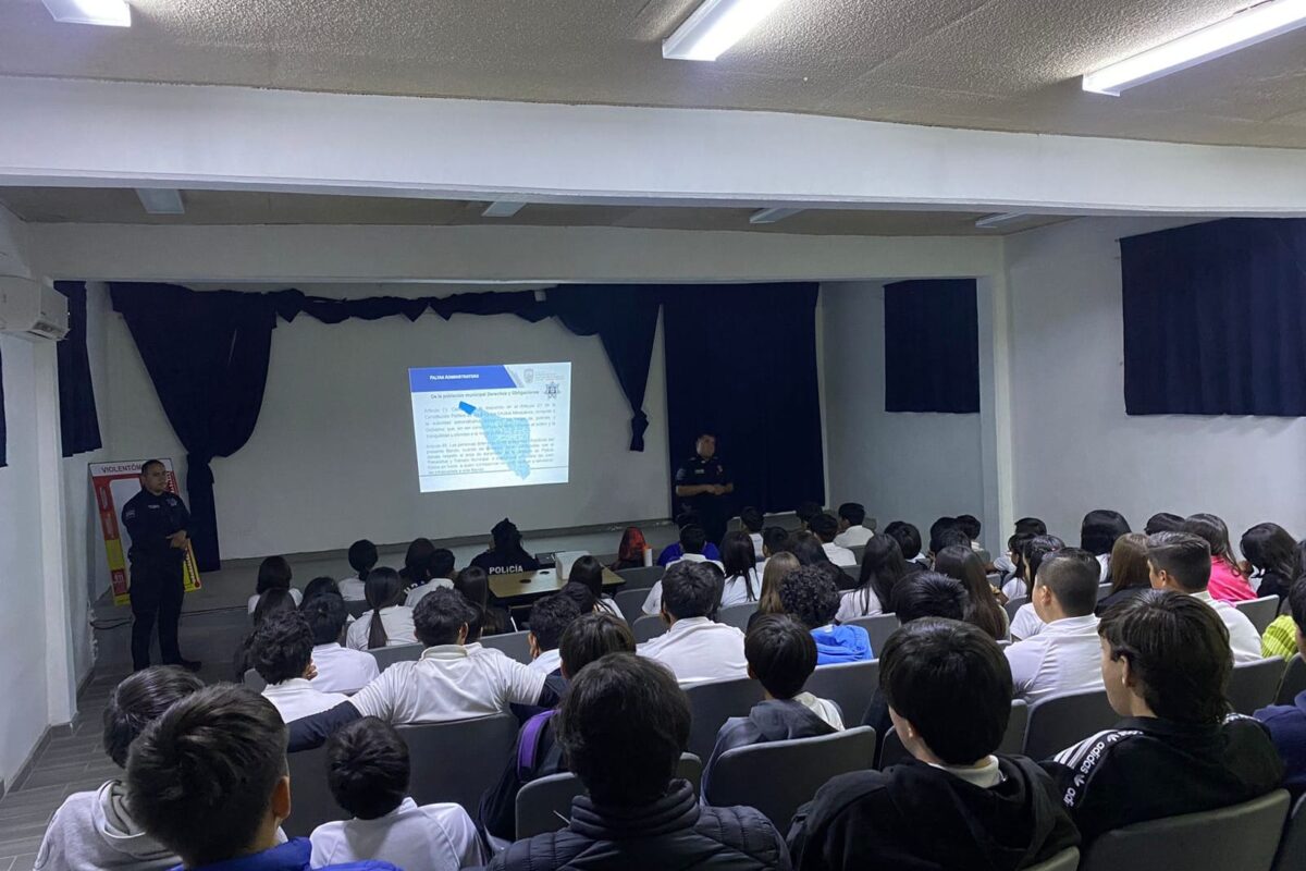 Informan a estudiantes de secundaria sobre el reglamento del Bando de Policía y Gobierno